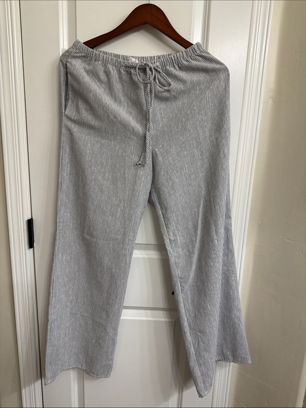 Sienna Sky Men’s Light Gray Pinstripe Drawstring Joggers